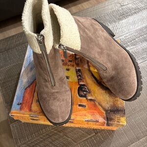 Bella Vita Tan Heeled Boots with Cream Accents